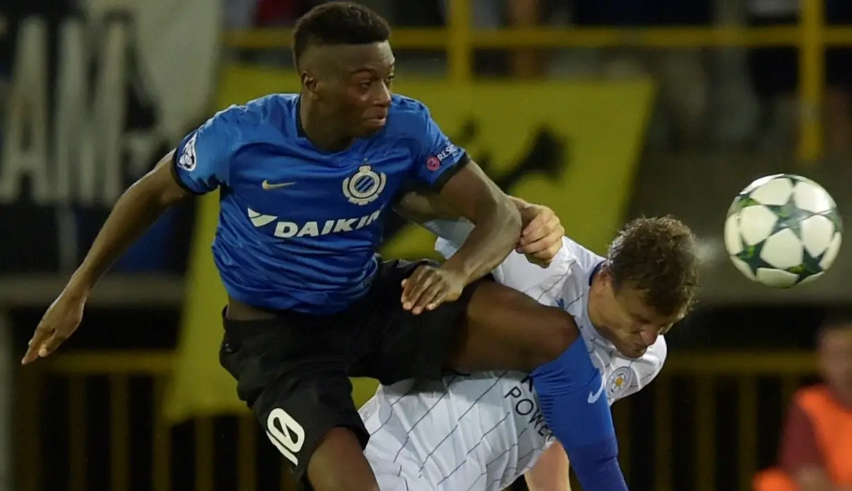 Pemain Leicester City, Robert Huth, berebut bola dengan pemain Club Brugge, Abdoulaye Diaby, pada laga Liga Champions Grup G, di Jan Bredelstadion, Brugge, Kamis (15/9/2016) dini hari WIB. (Reuters/Eric Vidal) 