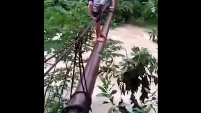 Demi Anaknya Bisa Sekolah, Ayah Ini Rela Bertaruh Nyawa