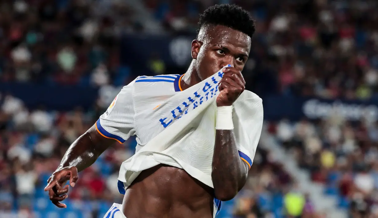 Keunggulan Levante untuk kedua kalinya dipupuskan oleh Vincius Jr. Ia berhasil menuntaskan umpan Benzema di dalam kotak pinalti menjadi gol dari sudut sempit. Kedudukan lagi-lagi menjadi imbang. (Foto: AFP/Jose Miguel Fernandez)