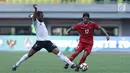 Gelandang Timnas Indonesia, Irfan Bachdim (kanan) mencoba lolos dari kawalan pemain Fiji, Amani Makoe V pada laga persahabatan di Stadion Patriot Candrabhaga, Bekasi, Sabtu (9/2). Laga berakhir imbang 0-0. (Liputan6.com/Helmi Fithriansyah)