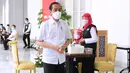 Presiden Joko Widodo atau Jokowi usai menjalani pendaftaran dan verifikasi data saat mengikuti vaksinasi COVID-19 di Istana Merdeka, Jakarta, Rabu (13/1/2021). Sebelum divaksin, Jokowi melakukan pendaftaran dan verifikasi data serta penapisan kesehatan. (Biro Pers Sekretariat Presiden/Muchlis Jr)