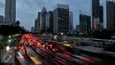 Kemacetan panjang terjadi akibat penghapusan sistem 3 in 1 di Jakarta, Selasa (5/4). Pemberlakuan dihapusnya sistem 3 in 1 karena dianggap menimbulkan dampak negatif, mulai dari joki sampai sindikasi penyewaan bayi. (Liputan6.com/Johan Tallo)