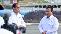 Presiden terpilih 2024-2029 Prabowo Subianto berjanji di depan Presiden Jokowi akan melanjutkan dan menyelesaikan pembangunan Ibu Kota Nusantara (IKN) di Kalimantan Timur. Hal ini disampaikan Prabowo sebelum menghadiri rapat kabinet perdana di IKN, Senin (12/8/2024). (Foto: Biro Pers Sekretariat Presiden)