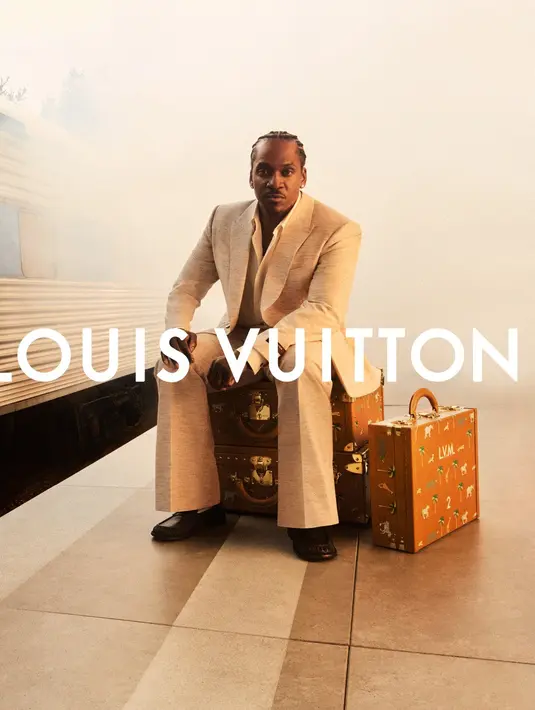 Mengusung tema The Art of Travel, rangkaian visual kampanye ini menangkap keindahan momen di tengah perjalanan. Bukan tentang destinasi akhir, melainkan tentang proses bergerak itu sendiri, dari duduk di gerbong kereta, menyusuri jalanan lintas kota, hingga berhenti sejenak di lanskap terbuka yang memicu rasa bebas dan antisipasi. [Dok/LouisVuitton[