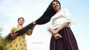 Gadis asal India, Nilanshi Patel (17) berpose dengan ibunya, Kaminibenat di kota Modasa, sekitar 110 Km dari Ahmedabad, Minggu (19/1/2020). Patel mendapat penghargaan Guinness World Record sebagai remaja yang punya rambut terpanjang di dunia dengan panjang hingga 190 cm. (SAM PANTHAKY/AFP)