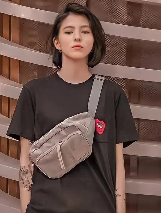 <p>Fans menemukan foto predebut Han So Hee yang memamerkan tatonya. Setelah jadi aktris, dia telah menghapus tatonya. (Foto: Insgtagram/@xeesoxee via Koreaboo)</p>