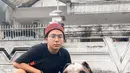 Meski terkesan simpel, penampilan seleb kelahiran 2001 ini terlihat stylish. Di kesehariannya Brandon De Angelo kerap tampil dengan kaus yang dipadukan dengan berbagai model topi. Penampilannya dengan topi model beanie ini tampak keren.(Liputan6.com/IG/@brandon_lilhero)