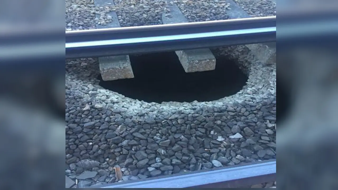 Ngeri, Sinkhole Tepat di Bawah Rel Kereta Jalur Tersibuk London