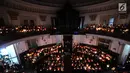 Lilin menghiasi ruangan ketika jemaat memanjatkan doa pada Misa Malam Natal di Gereja Immanuel, Jakarta, Senin (24/12). Misa Natal tahun ini mengangkat tema Membangun Spiritualitas Damai yang Menciptakan Perdamaian. (Merdeka.com/Iqbal S. Nugroho)