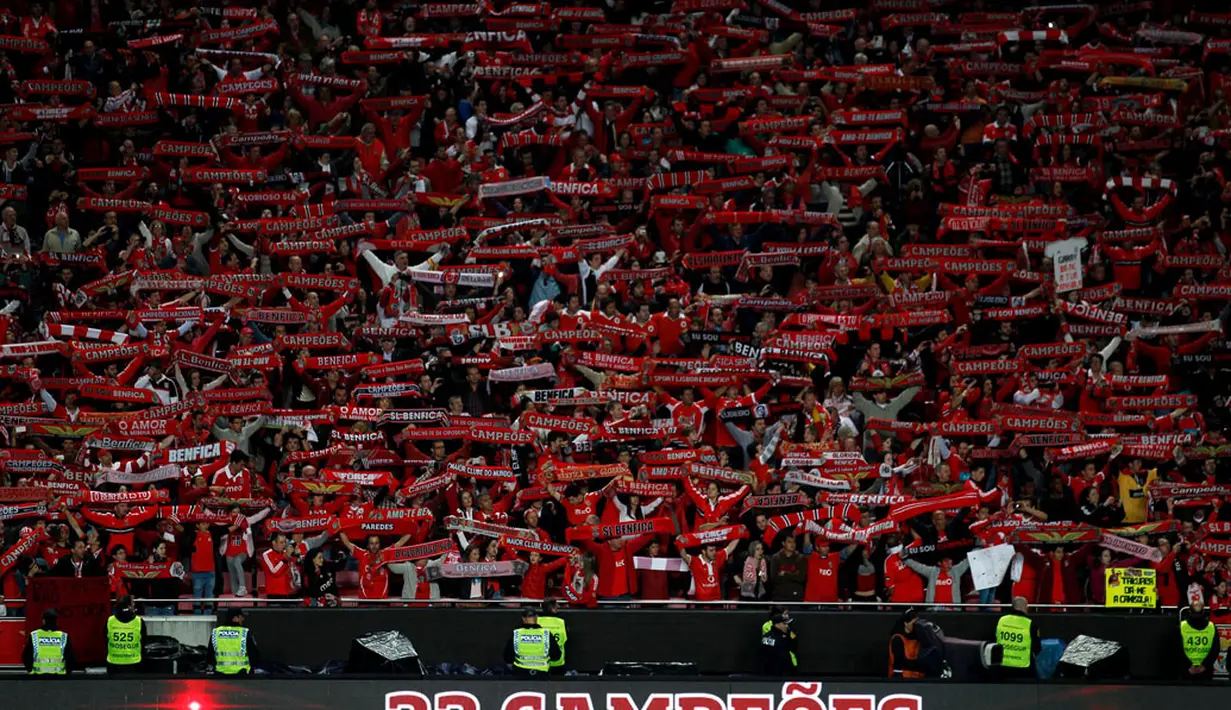 Suporter Benfica mengangkat syal saat merayakan kemenangan "The Eagles" menjuarai Liga Portugal 2013/2014 di Estadio Da Luz, Lisbon, Senin (21/4/2014). (REUTERS/Rafael Marchante)
