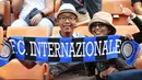 Fans Inter Milan asal asia memberikan dukungan  saat timnya melawan Bologna pada lanjutan Serie A Italia di Stadion Giuseppe Meazza, Milan, (25/9/2016). (EPA/Emilio Andreoli)