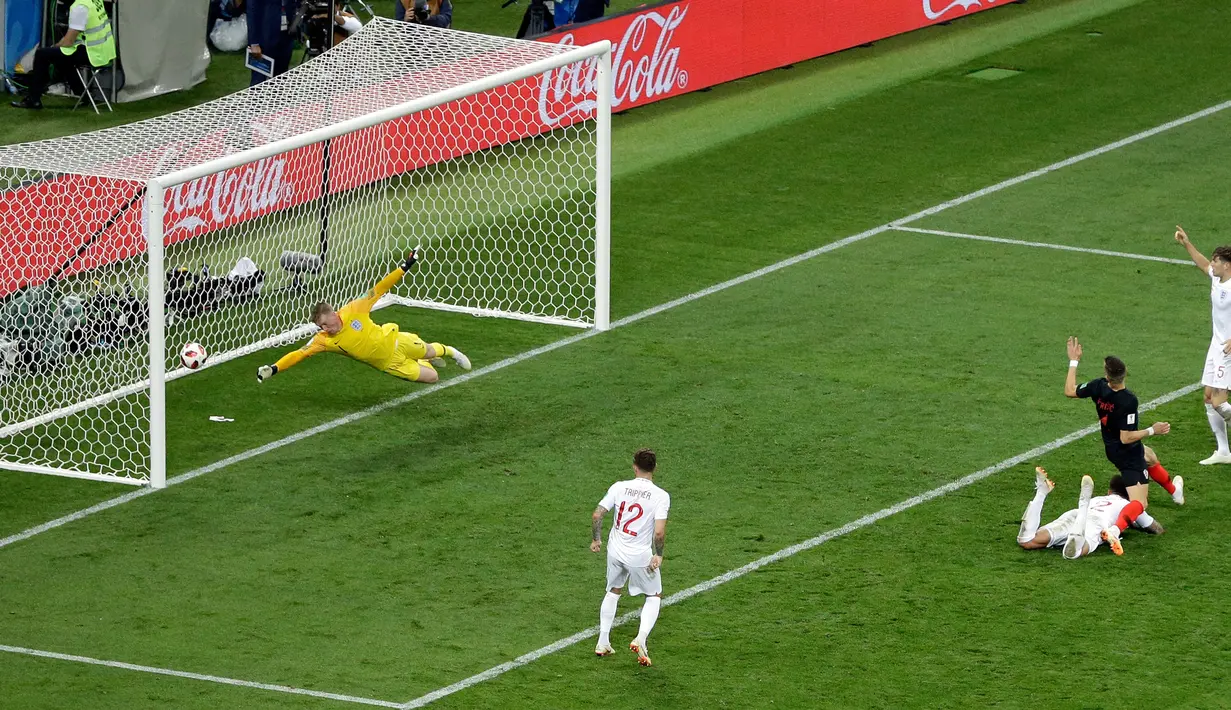 Pemain timnas Kroasia, Ivan Perisic mencetak gol ke gawang Inggris pada babak semifinal Piala Dunia 2018 di Stadion Luzhniki, Rabu (11/7). Kroasia menembus final usai menyingkirkan Inggris 2-1 lewat perpanjangan waktu. (AP/Thanassis Stavrakis)