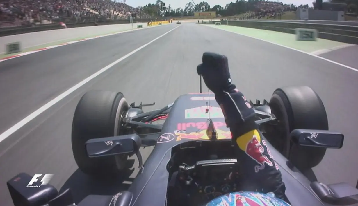 Ekspresi pebalap Red Bull, Max Verstappen, setelah berhasil finis pertama dalam balapan F1 GP Spanyol di Sirkuit Catalunya, Spanyol, Minggu (15/5/2016). (Bola.com/Twitter/F1)