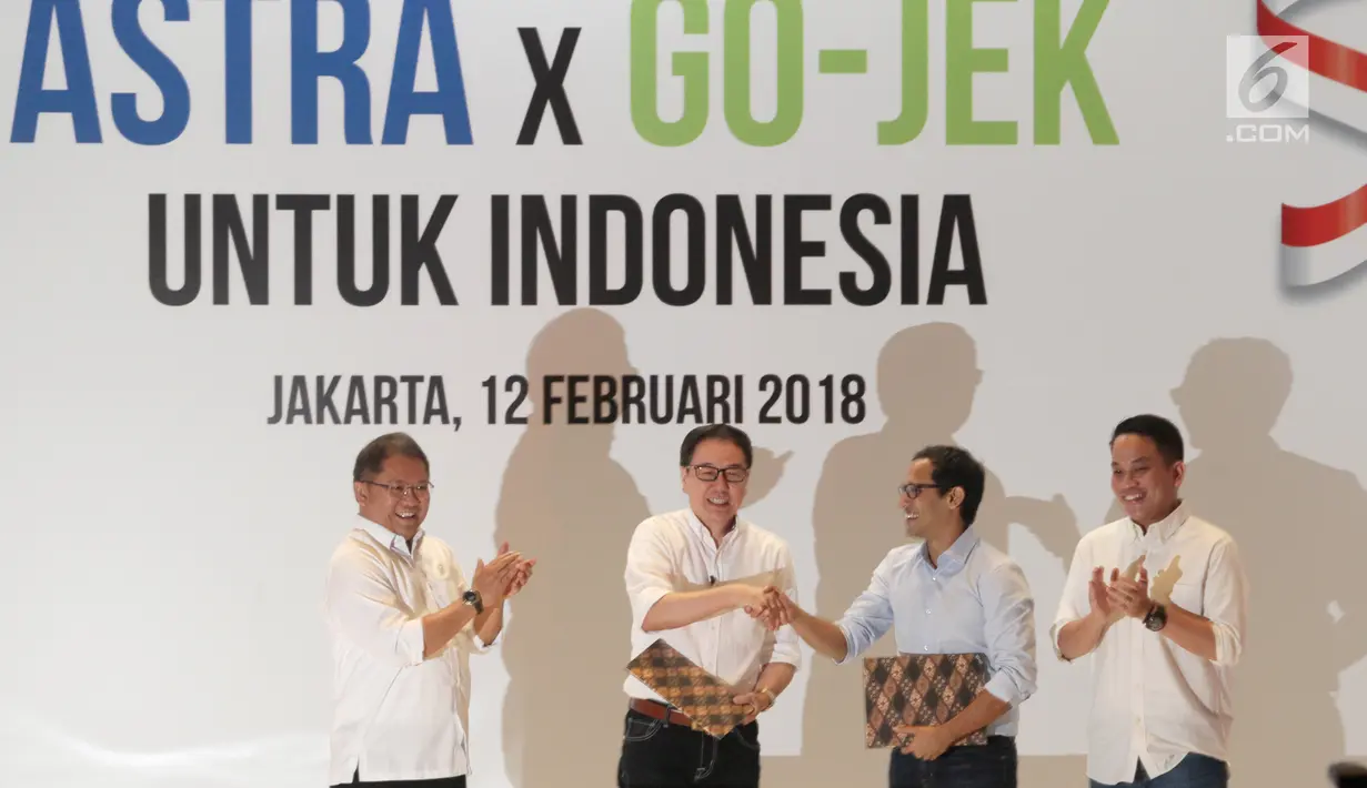 Menkominfo Rudiantara (kiri) dengan CEO dan pendiri Go-Jek Nadiem Makarim (dua kanan) dan Presiden Direktur PT Astra International Prijono Sugiarto (dua kiri) saat penandatanganan kerja sama antara Astra dan Go-Jek di Jakarta, Senin (12/2). (Liputan6.com)