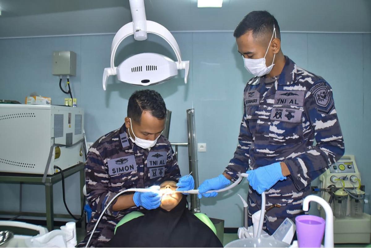 KRI Wahidin Sudirohusodo Layani Ratusan Warga Papua di Dermaga Wanam