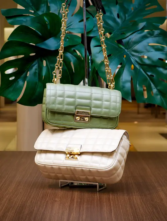<p>Michael Kors kembali angkat warna krem dan sage yang mewah sebagai tren outfit Lebaran [Michael Kors]</p>