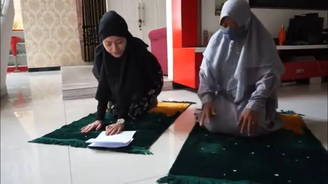 Momen Nathalie Holscher Belajar Shalat. (Sumber: YouTube/Sunah Official)