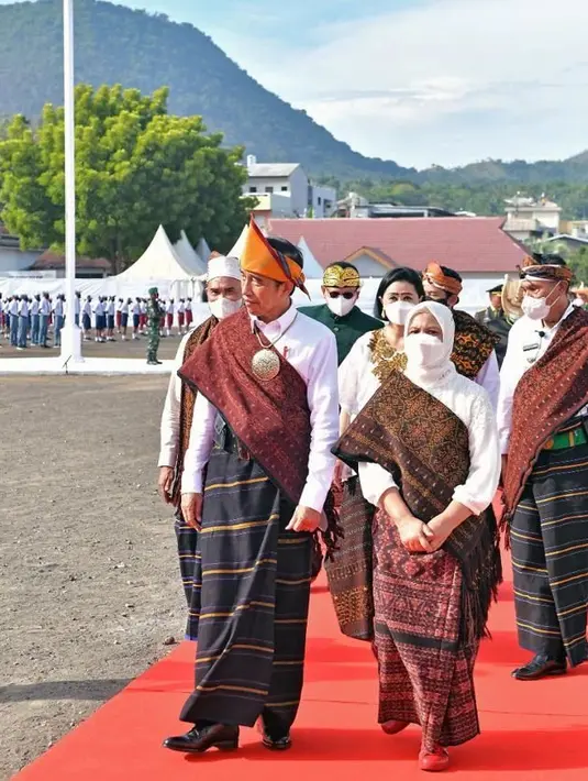 Tampil serasi, Pak Jokowi dan Ibu Iriana tampil dibalut kain adat. Ini adalah acara kunjungan Presiden ke Ende, di mana Pak Jokowi dan Ibu Iriana terlihat sama-sama mengenakan kain adat sebagai selendang dan bawahan. [Foto: Instagram/jokowi]