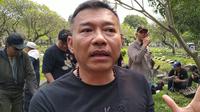 Anang Hermansyah turut hadir di&nbsp; pemakaman Bunda Iffet, di TPU Karet Bivak, Jakarta, Minggu (27/4). (Liputan6.com/Edu Krisnadefa)