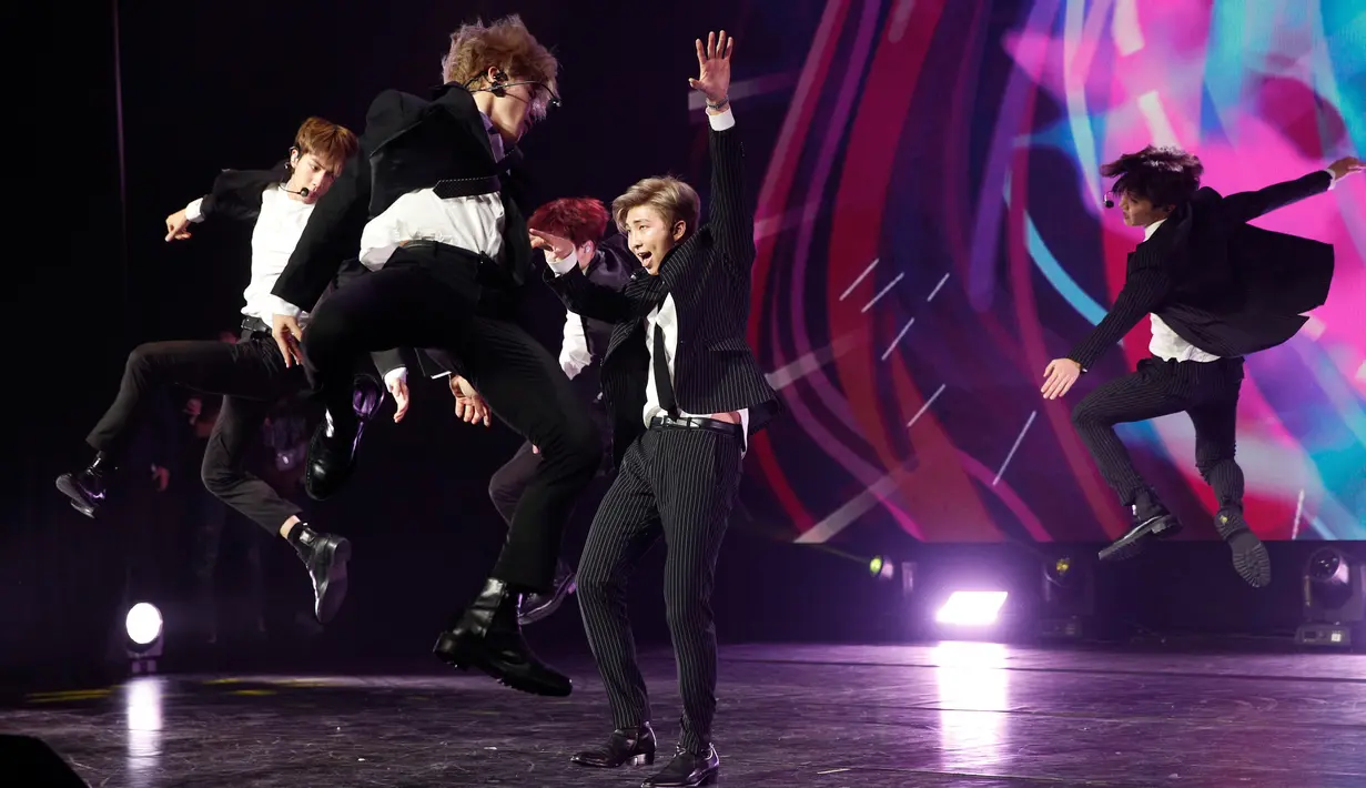 Penampilan boyband K-pop, BTS dalam konser negara persahabatan antara Korea Selatan dan Prancis, di Paris, Minggu (14/10). BTS membawakan lagu "IDOL" dan "DNA" dalam acara yang dihadiri pejabat tinggi Korea Selatan dan Prancis itu. (YOAN VALAT/POOL/AFP)