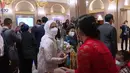 Anggun dan cantik begitulah kata yang cocok untuk menggambarkan penampilan Dita Karang seperti dalam potret ini. Meskipun mengenakan masker, namun tidak bisa menutupi kecantikan Dita Karang yang begitu menawan.(Youtube.com/Sekretariat Presiden)