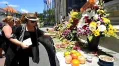 Wisatawan asing menaburkan bunga di Monumen Ground Zero Bali di kawasan Kuta, Bali (12/10). Mereka datang dan menaburkan bunga untuk memperingati tragedi bom Bali 2002. (AFP Photo/Sonny Tumbelaka)