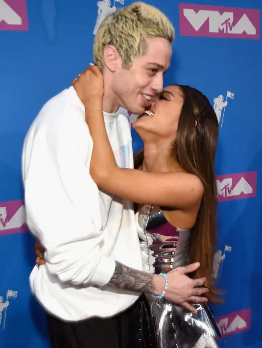 Banyak yang mengharapkan keduanya akan menikah secepat mungkin. Namun sepertinya Ariana Grande tak ingin buru-buru. (Kevin Mazur/AFP)