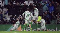Gelandang Real Betis asal Spanyol #22, Isco (kiri), merayakan gol kedua timnya selama pertandingan Liga Spanyol antara Real Betis dan Real Madrid CF di Stadion Benito Villamarin di Seville, Minggu dini hari WIB (2-3-2025). (CRISTINA QUICLER/AFP)
