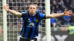 Pemain Inter Milan Davide Frattesi melakukan selebrasi usai mencetak gol ke gawang Hellas Verona pada pertandingan sepak bola Serie A Liga Italia di Stadion San Siro, Milan, Italia, Sabtu (6/1/2024). (AP Photo/Antonio Calanni)