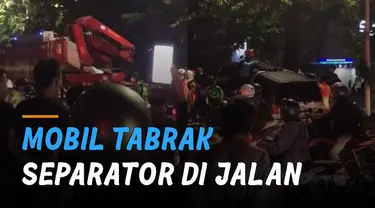 Sebuah insiden mobil menabrak separator viral . kejadian itu terjadi di Arteri Pondok Indah.