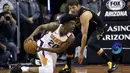 Pebasket Phoenix Suns, Josh Jackson, berusaha melewati pebasket Cleveland Cavaliers, Kyle Korver, pada laga NBA di Talking Stick Resort Arena, Rabu (14/3/2018). Cleveland Cavaliers menang 129-107 atas Phoenix Suns. (AP/Rick Scuteri)