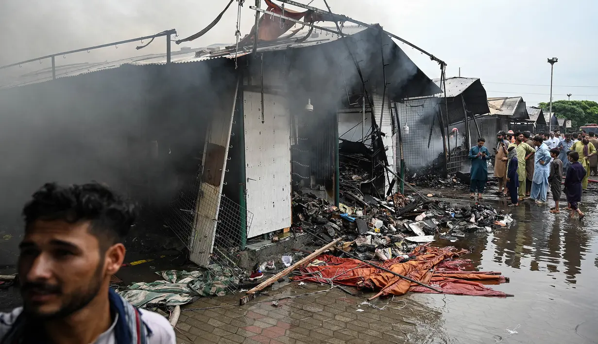 Belum ada laporan lanjutan dari pihak berwenang setempat terkait jumlah kerugian dan korban. (Aamir Qureshi/AFP)