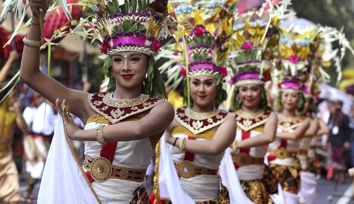 Penari wanita tampil saat pembukaan Pesta Kesenian Bali di Bali, Indonesia, 12 Juni 2022. Pulau Bali saat ini menggelar Pesta Kesenian Bali tahunan selama sebulan dari 12 Juni hingga 10 Juli. (AP Photo/Firdia Lisnawati)