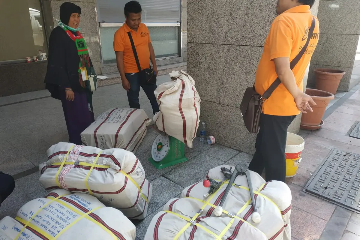 Jemaah haji Indonesia memanfaatkan jasa kargo untuk mengirimkan oleh-oleh ke Indonesia. Liputan6.com/Nurmayanti