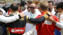 Philippe Bianchi (tengah), ayah Jules Bianchi, bersama para pebalap F1 mengheningkan cipta selama satu menit sebelum memulai balapan. (Reuters/Laszlo Balogh)