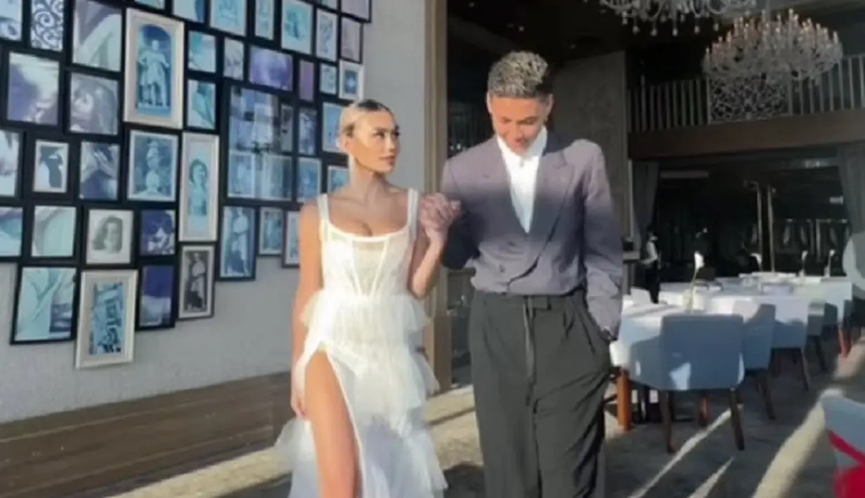 Sedangkan gaun pengantin kedua yang dikenakan Agnez Mo adalah gaun cantik dengan aksen tumpuk pada bagian roknya dan detail high-slit. [Foto: Instagram/agnezmo]