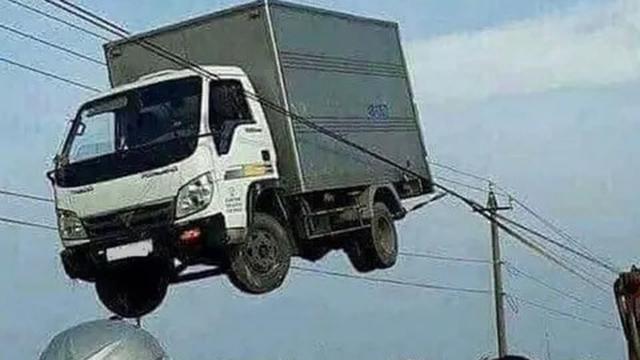 10 Potret Absurd Benda Nyangkut di Kabel Listrik, Ada Jemuran Hingga Mobil