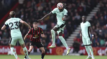 Gelandang Chelsea Lesley Ugochukwu mendapatkan bola saat melawan Bournemouth pada pekan kelima Liga Inggris di Stadion Vitality, Minggu (17/9/2023). (Steven Paston/PA via AP)