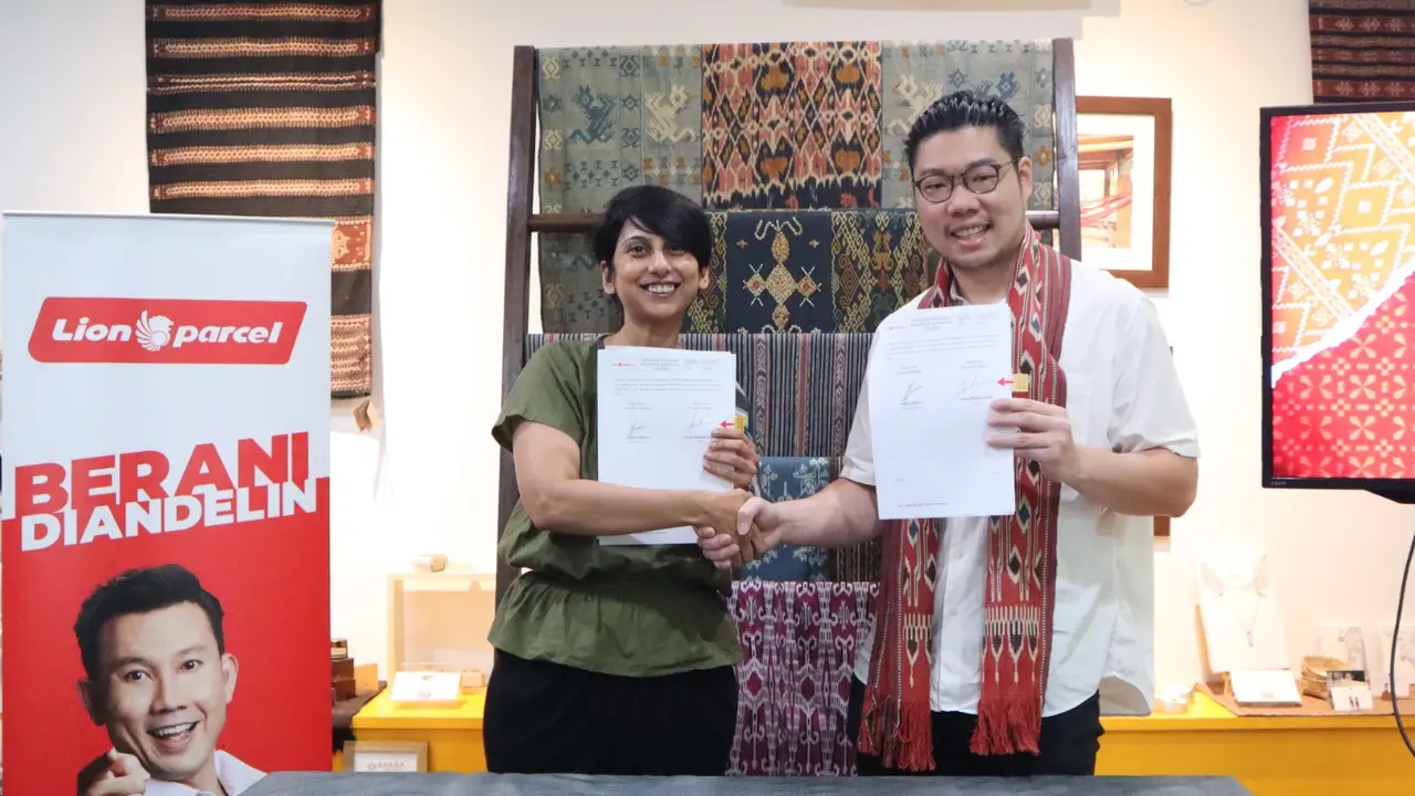 Chief Executive Officer Lion Parcel Farian Kirana (kanan) bersama Chief Executive Officer TORAJAMELO Aparna Bhatnagar Saxena (kiri) dalam acara Peresmian Kerja Sama Lion Parcel dengan TORAJAMELO di Jakarta, Selasa (10/12/2024). (Dok Lion Parcel)