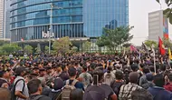 Demo 28 Oktober, Massa Aksi Padati Depan Gedung UOB