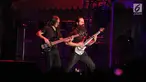 Aksi panggung gitaris dan bassis band Dream Theater, John Petrucci dan John Myung saat menghibur penonton hari kedua JogjaRockarta International Music Festival 2017 di Stadion Kridosono, Jogjakarta, Sabtu (30/9). (Liputan6.com/Herman Zakharia)