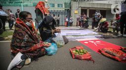 Sejumlah orang yang tergabung dalam warga Dairi Sumatera Utara menggelar aksi di depan Kedutaan Besar China di Jakarta, Rabu (24/8/2022). Dalam aksinya mereka menolak tambang di daerah Dairi dikarenakan dapat membahayakan lingkungan serta jiwa penduduk sekitar. (Liputan6.com/Faizal Fanani)