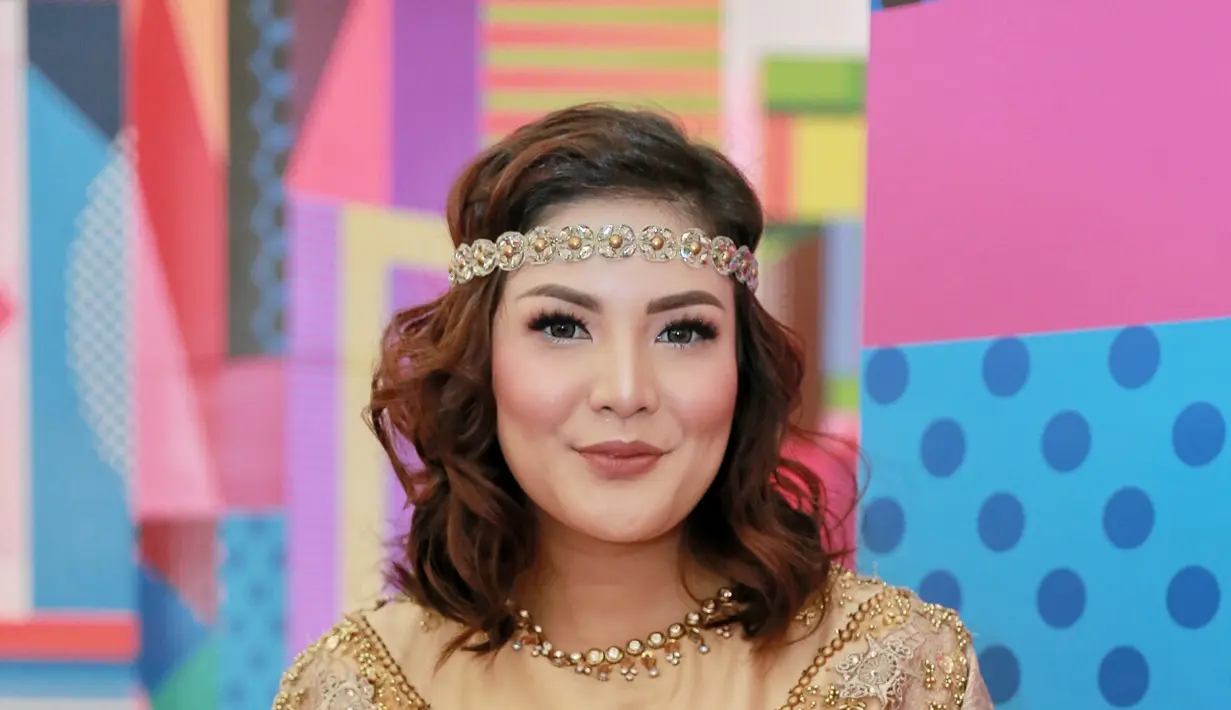 "Ada inval aku bagus banget, aku enggak pernah marah. Mbak aku yang mau pulang kampung sudah ngajarin, jadi aku enggak ribet ajarin karena dia sudah pinter," ujar Nindy Ayunda. (Adrian Putra/Bintang.com)