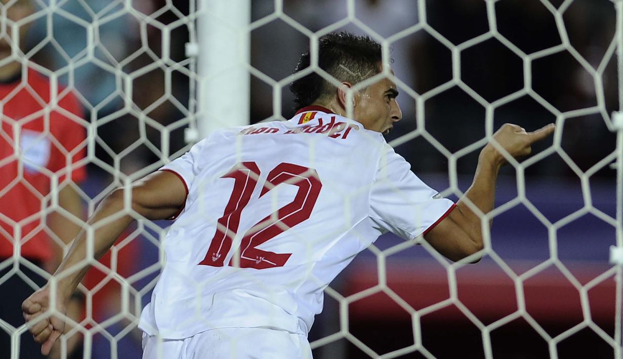 Pemain Sevilla, Wissam Ben Yedder merayakan golnya ke gawang Olympique Lyonnais pada laga grup H liga Champions di Ramon Sanchez Pizjuan stadium, Sevilla, Rabu (28/9/2016) dini hari WIB. (AFP/Cristina Quicler)