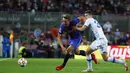 Bek Barcelona, Luuk de Jong (kiri) berebut bola dengan pemain Dinamo Kyiv, Oleksandr Syrota pada pertandingan lanjutan Grup E Liga Champions di di stadion Camp Nou di Barcelona, Spanyol, Rabu (20/10/2021). Barcelona kini berada di peringkat ketiga klasemen dengan tiga poin. (AP Photo/Joan Monfort)