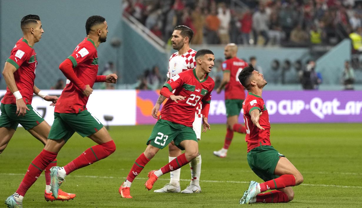 Bek Maroko, Achraf Dari (kanan) berselebrasi usai mencetek gol ke gawang Maroko selama pertandingan playoff perebutan juara ketiga Piala Dunia 2022 di Khalifa International Stadium di Doha, Qatar, Sabtu (17/12/2022). Kroasia meraih juara ketiga Piala Dunia 2022 usai menang 2-1 atas Maroko. (AP Photo/Andre Penner)
