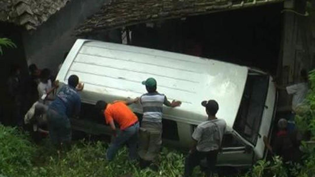 Jatuh dari tebing setinggi 4 meter, minibus hantam rumah warga