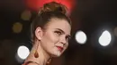 Model berpose mengunakan busana ciptaan Anja Gockel di Berlin Fashion Week 2017 di Berlin, Jerman (17/1). Pada Berlin Fashion Week ditampilkan koleksi terbaru Autumn/Winter 2017/2018. (AFP Photo/dpa/Monika Skolimowska/Jerman OUT)