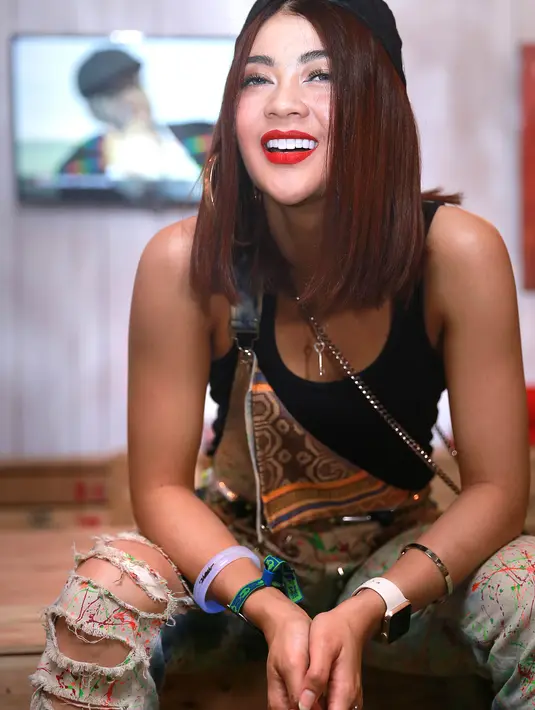 Indah Dewi Pertiwi pun sangat menikmati setiap hentakan nada dari permainan sang DJ. Berkeringat pun diakui IDP menjadi hal yang seru setelah puas bergoyang mendengar aksi sang idola. (Galih W. Satria/Bintang.com)