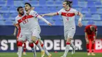 Penyerang Turki, Ozan Tufan (kedua kiri) berselebrasi usai mencetak gol ke gawang Norwegia pada lanjutan Kualifikasi Piala Dunia 2022 zona Eropa Grup G di stadion La Rosaleda, Spanyol, Minggu (28/3/2021). Ozan Tufan mencetak dua gol dan mengantar Turki menang 3-0. (AP Photo/Fermin Rodriguez)
